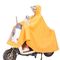 Motorrad, das doppeltes Fahrrad-wasserdichten gelben Regen-Poncho reitet